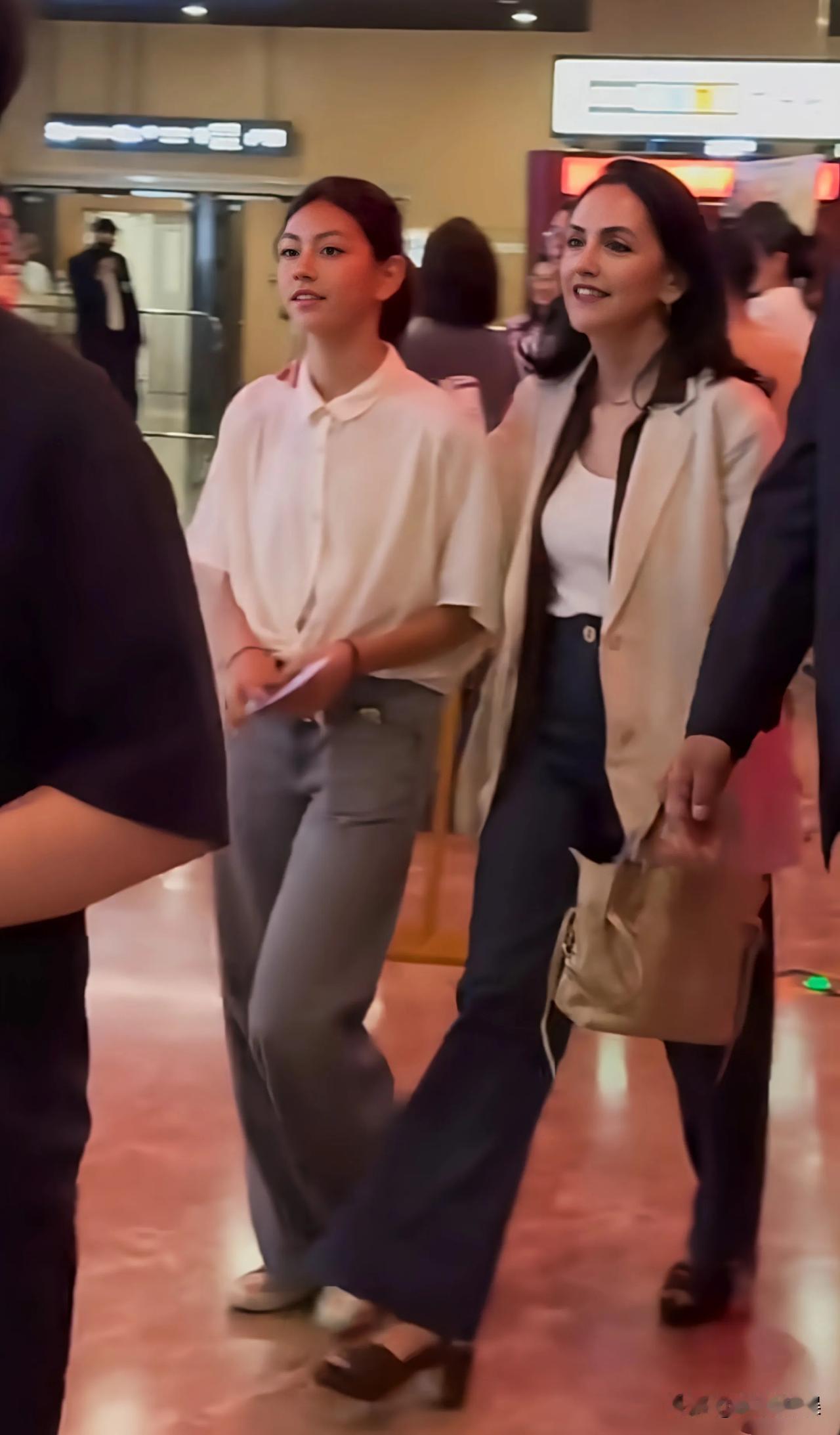 刘烨的老婆安娜，带着女儿一起现身电影《四渡》的首映礼，女儿安娜这么大了。安娜穿