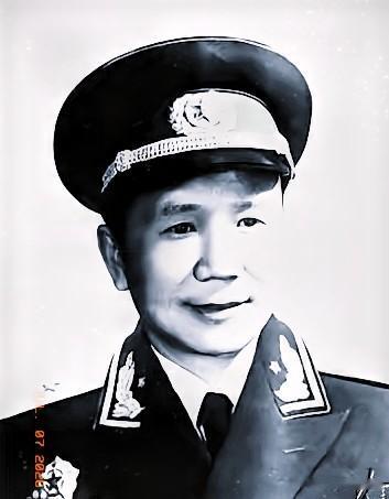1936年他一营之长竟带2个连投奔红军，1955年授衔傻眼：本以为自己就个大校