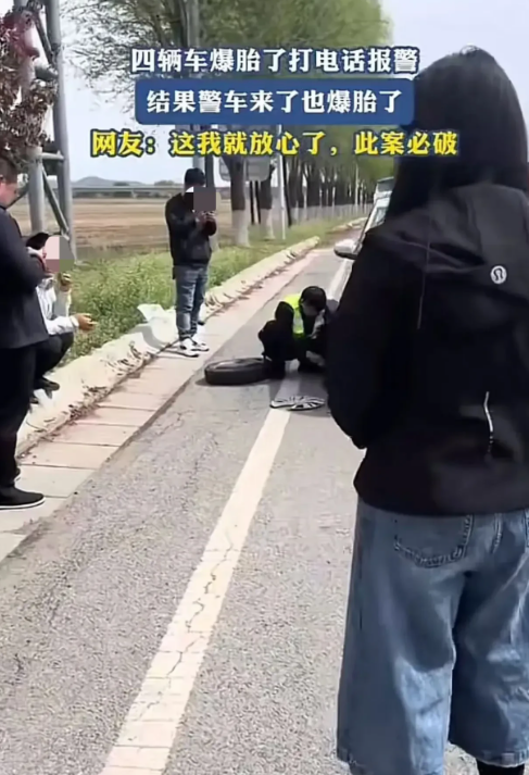辽宁抚顺，男子正开车行驶在道路上，结果车轮出现爆胎，男子下车准备查看情况时，接着