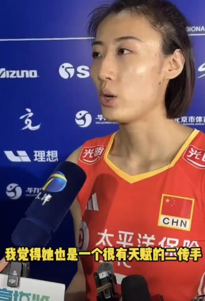 女排国手王媛媛直言16岁的张籽萱是很有天赋的二传手。中国女排首秀结束，在所有人的