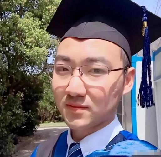 2019年，上海29岁交大硕士张迪突发急性白血病，躺在病床上的他哭着恳求医生尽力