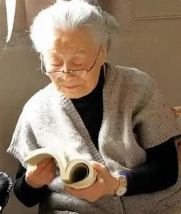 杨绛先生说："一个男人最大的失败，不是没钱没本事，而是把一个当初什么都不图你、只