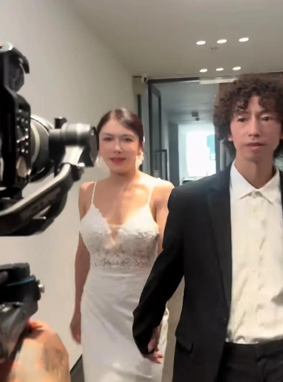 看来女人还是要主动一点。尤其是风流女性对老实人下手要狠一点，抓住对方的弱点，