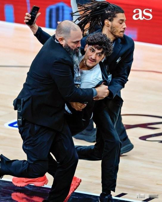 NBA冲入球场的球迷终身禁赛禁入马刺球馆！NBA总决赛G1迎来意外插曲，绰