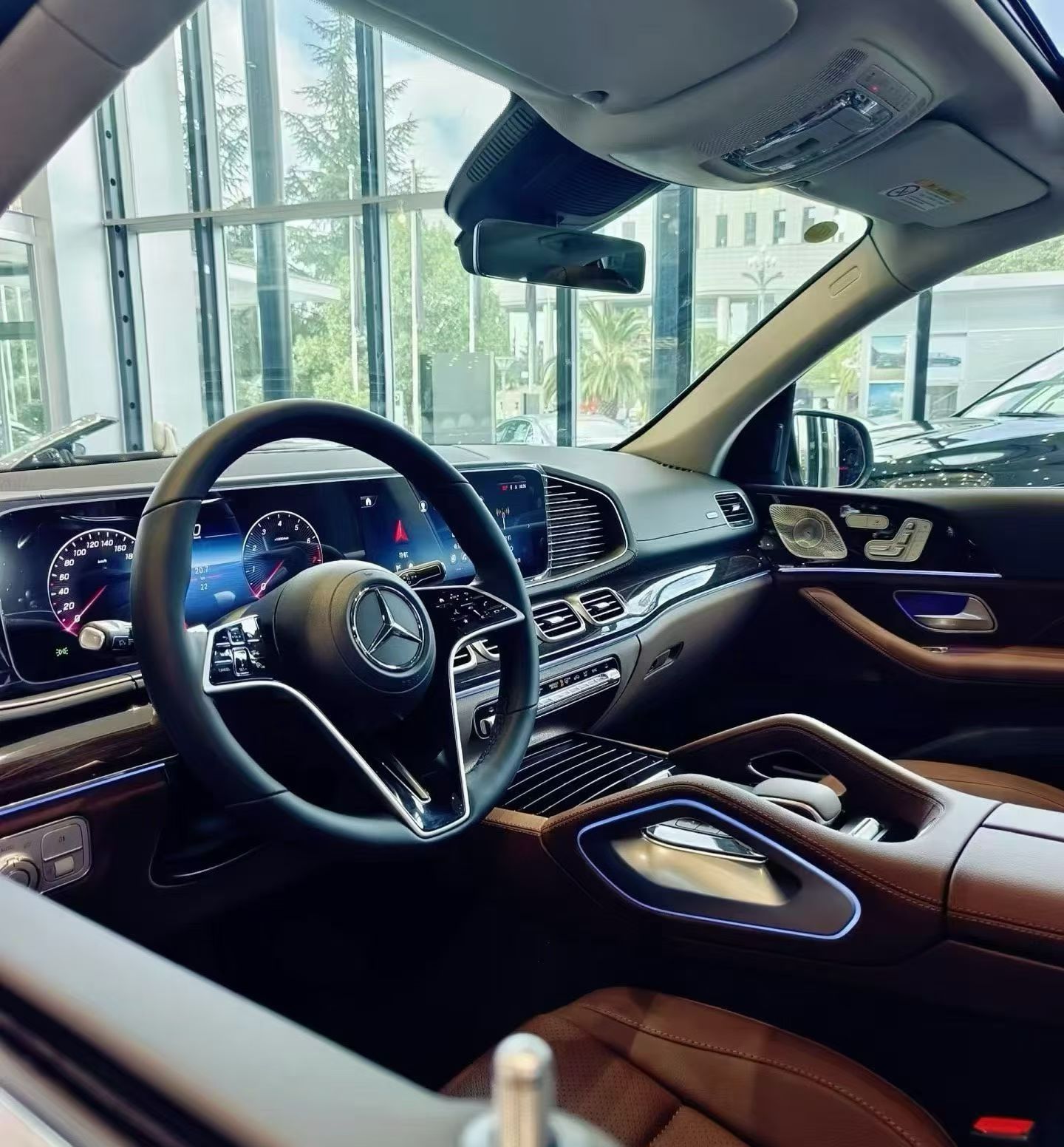 这款奔驰GLE的中控屏幕尺寸是12.3英寸的，操作起来方便。试了一下，方向盘也是