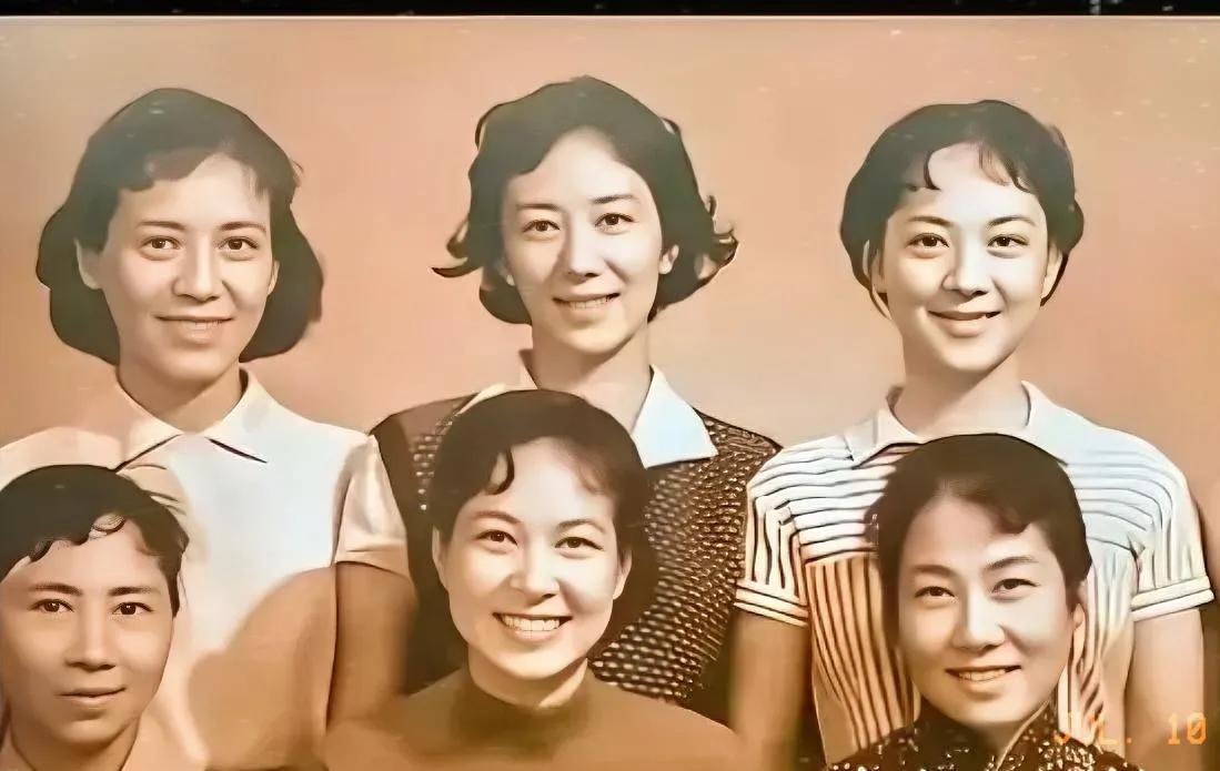 六名真正的大美女，我认识其中的两位。张瑞芳（前右1）王丹凤（后右1）。其余四