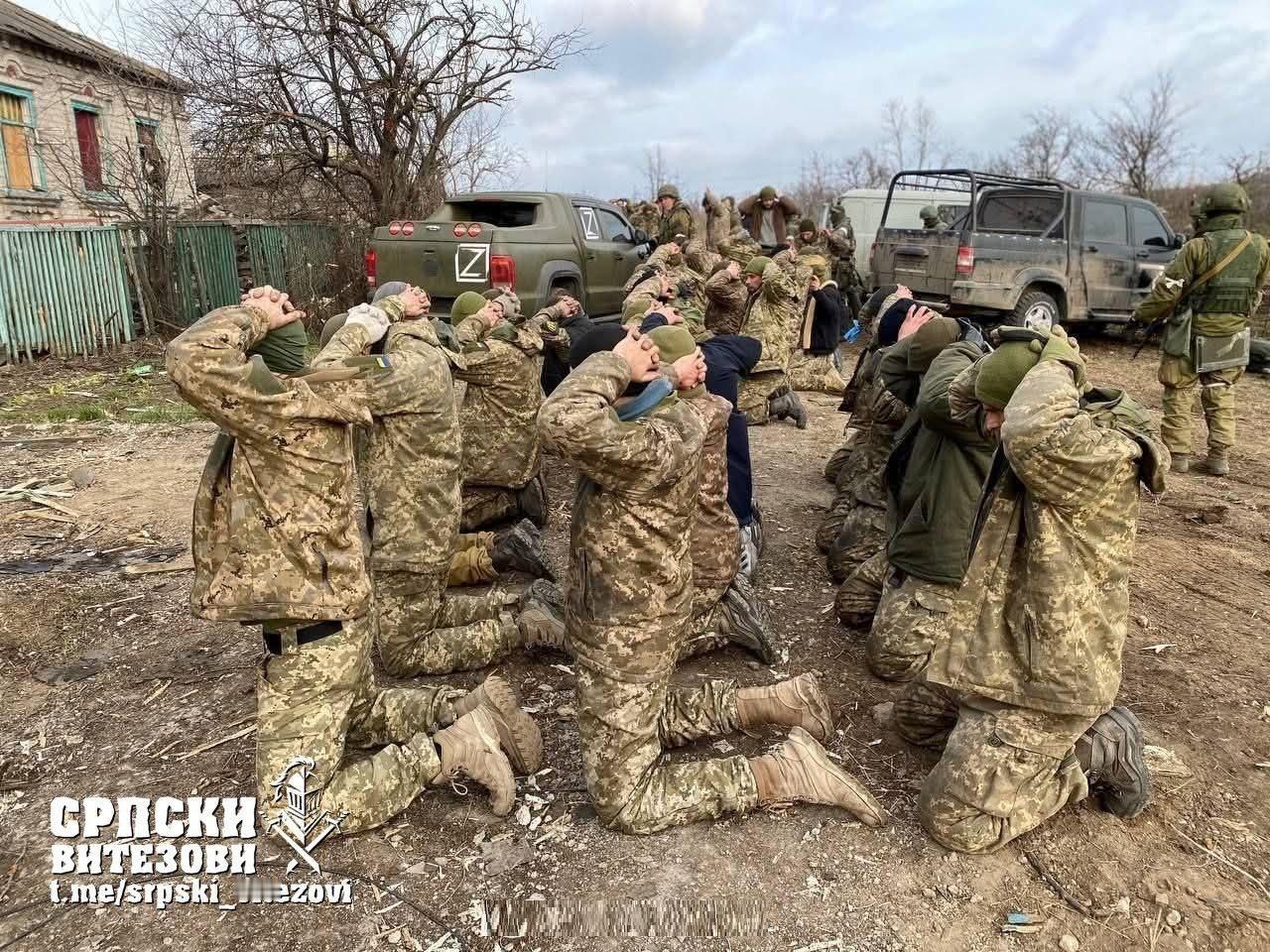每天被巨弹无人机索命，仅靠野菜充饥：成群乌军士兵跪地求饶！12月初，俄军完成