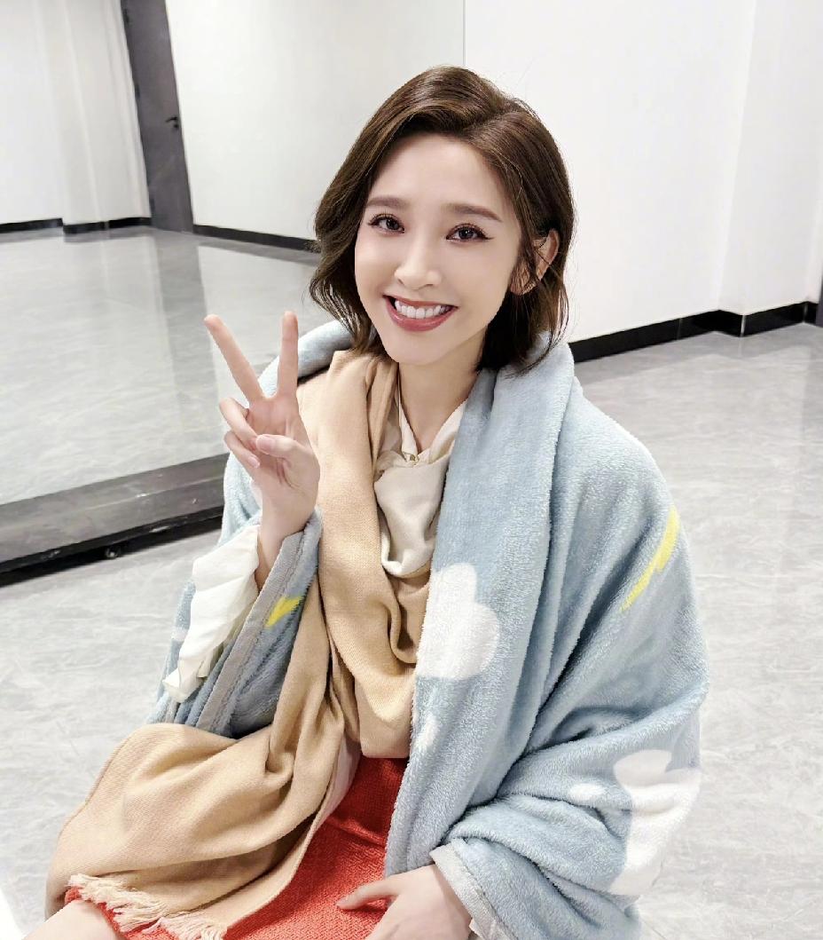 张若昀，简直人生赢家啊！3月30日晚上，唐艺昕在社交平台发了一段动态，瞬间引