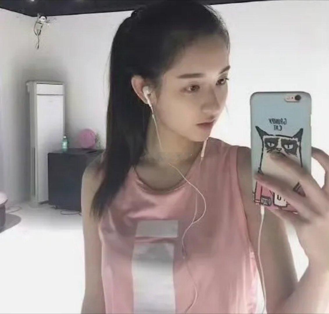 男神收割机王玉雯，学生时期真漂亮，肯定没有整过容。