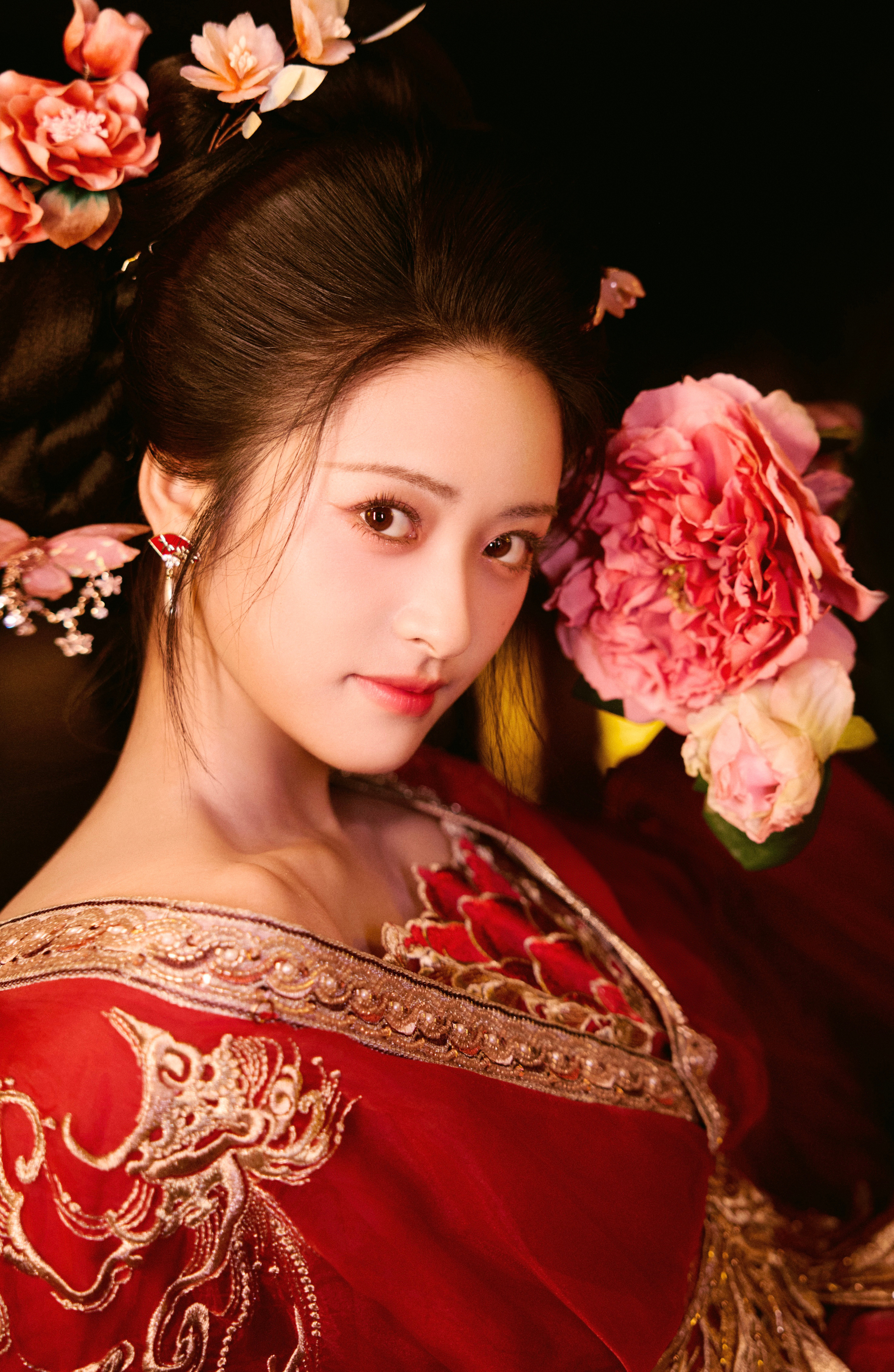 沈月夜色如墨，红裙似火。一颦一笑间，尽是温婉与惊艳。花神沈月沈月穿着古装跳舞