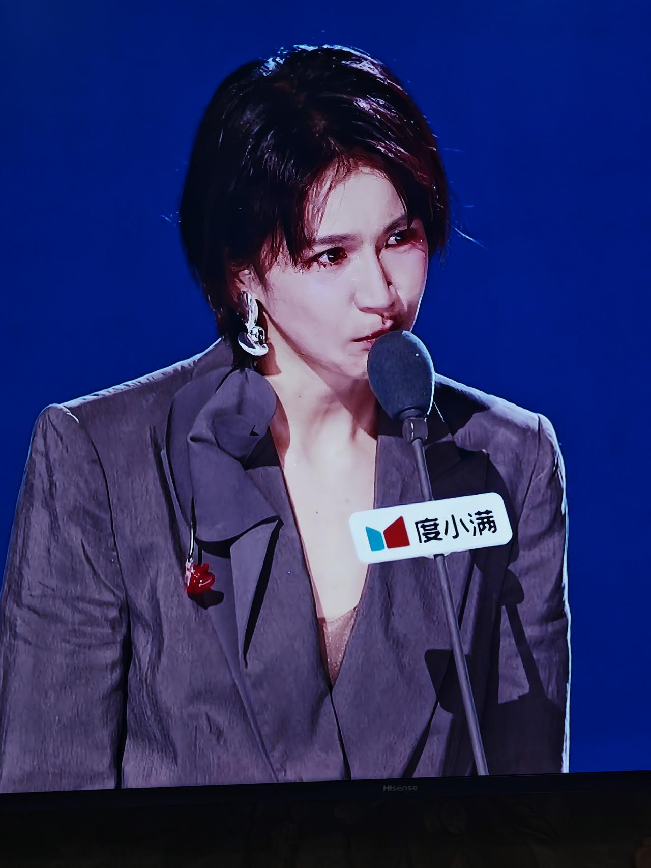 乘风2026总决赛，一年一度的端水大师表演秀又来了[笑着哭]！乘风年度总冠军曾沛