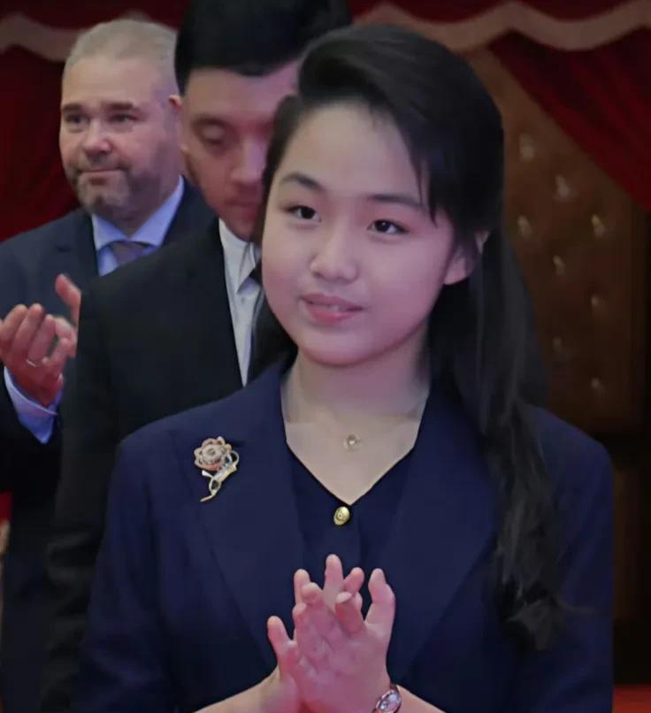 这小姑娘现在越来越标致了，长高了，长开了，漂亮了！小时候圆乎乎的又可爱，又漂亮