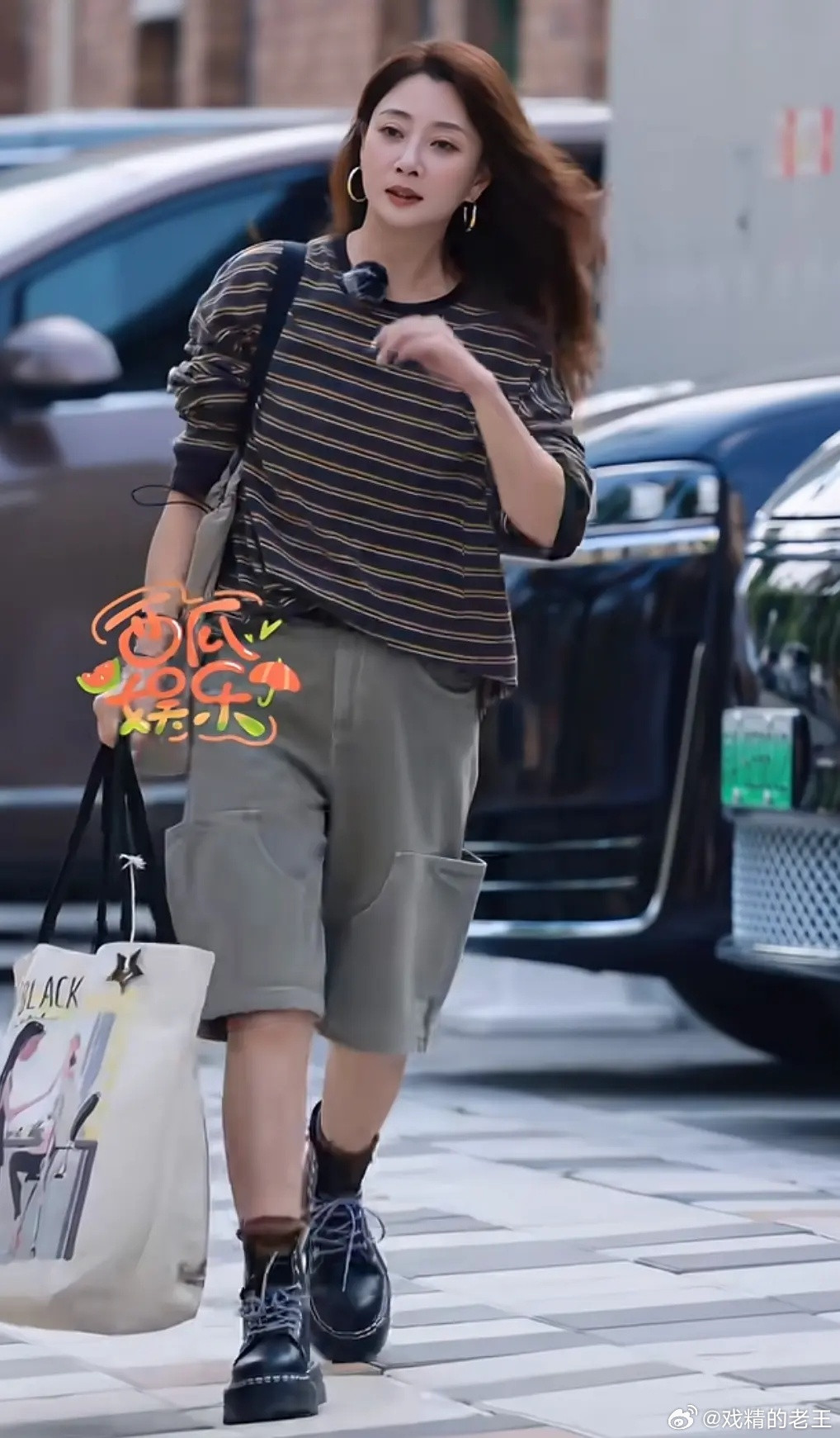 殷桃花少路透花少8里姐姐们打扮都挺随意休闲的