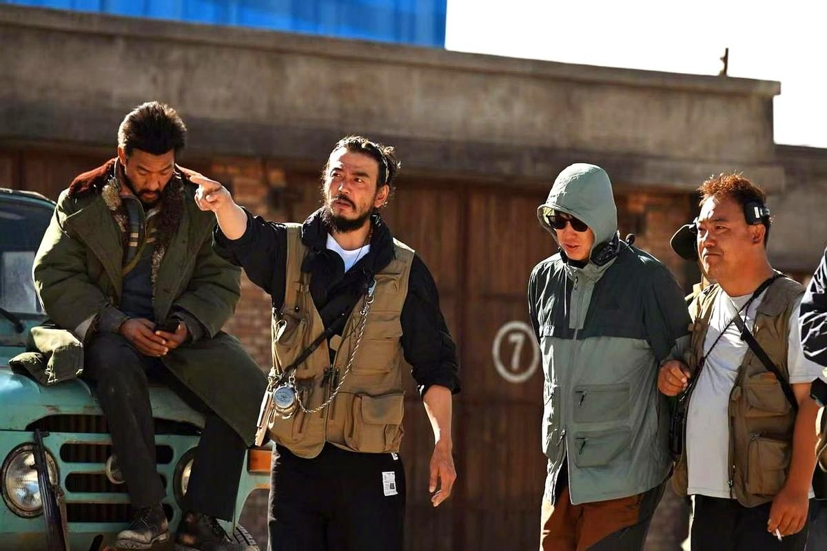 谁能想到，《生命树》里最狠的反派头子，在片场竟然是教杨紫开枪的执行导演。剧播