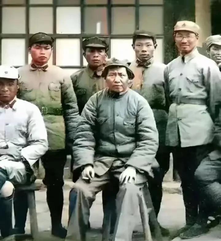 毛主席和他的战友们，那都是铁打的汉子啊！瞧瞧这照片，他们穿着朴素，甚至有些破旧。