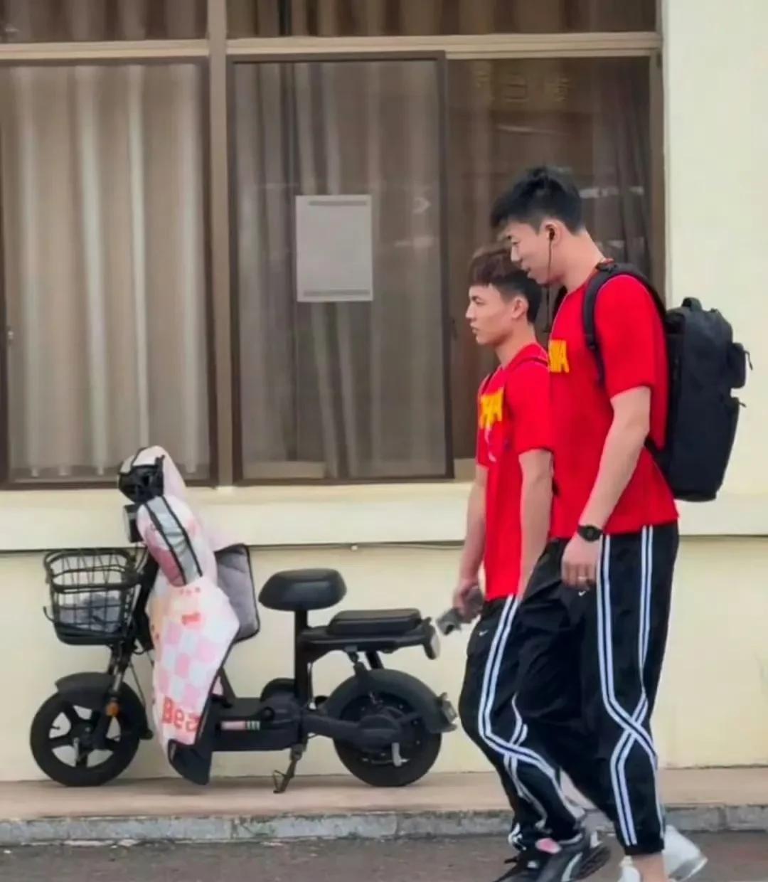蜜月归来即联手！张镇麟徐杰一笑泯恩仇 男篮兄弟齐心剑指亚洲杯