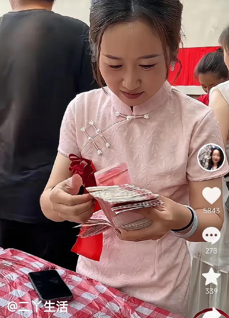 聪聪结婚姐姐，这是给弟弟上了一份多大的礼呀？这一大把，好几万吧，都数不过来了，要
