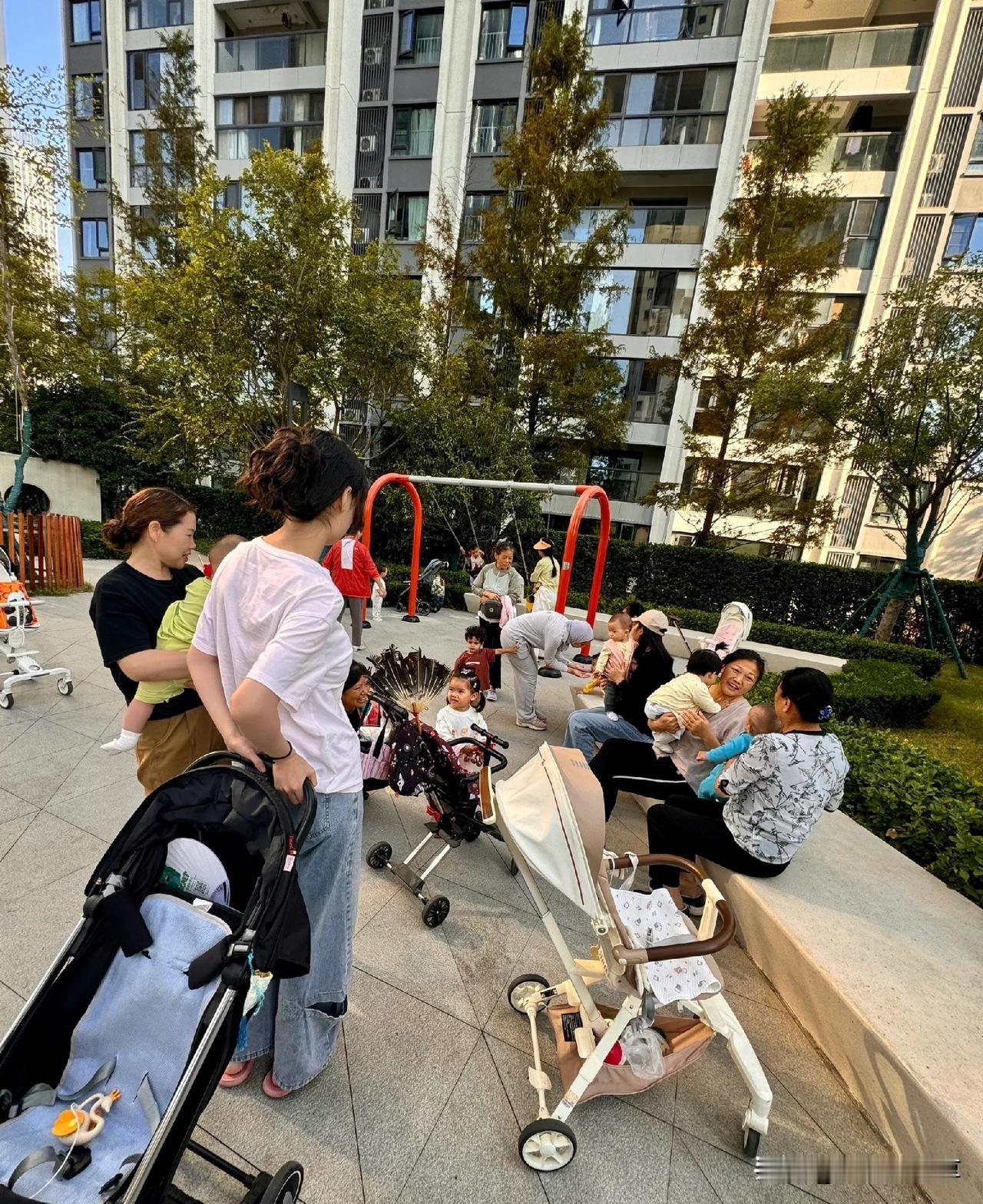 儿媳妇聚一块聊婆婆，10条都嫌少。那天我在凉亭坐着，隔壁小陈她们几个在那聊。
