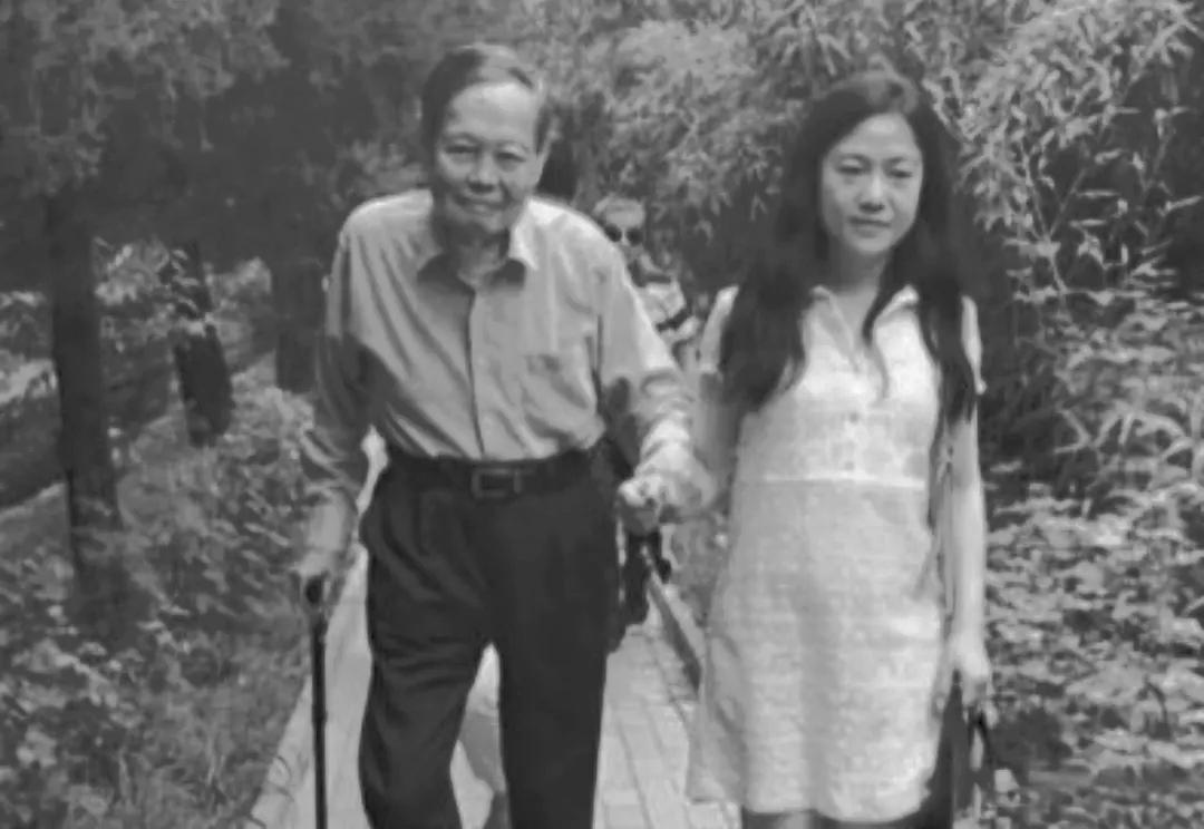 杨振宁（杨老）1957年首位华人诺贝尔物理学奖得主。立德、立功、立信，“我觉