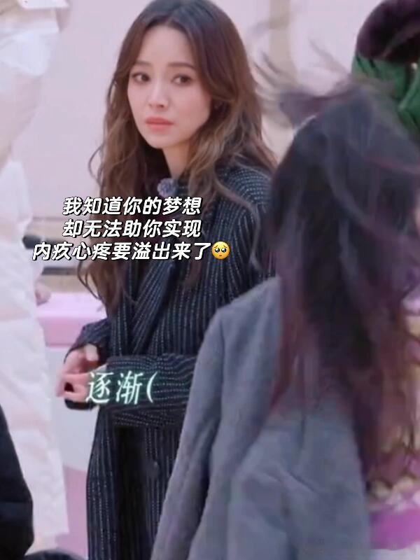 乘风2025天呐邓萃雯老师探班这几句好温柔！雯女探班侯佩岑老师的时候好像