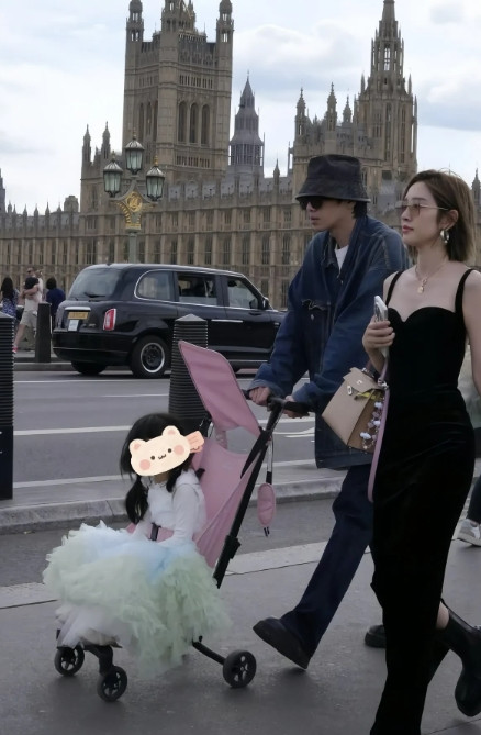 网友伦敦偶遇张若昀唐艺昕一家三口过六一此刻幸福具象化。女儿穿着公主裙，扎着两个马