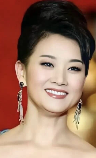 她的颜值是娱乐圈女歌手里的天花板，太美了，真正的东方美人，演员高圆圆和曾黎年轻时