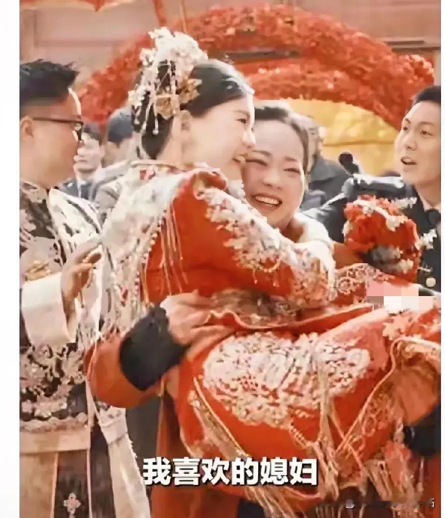 婆婆接力儿子，抱儿媳妇进家门喜爱之情溢于言表！今日，在安徽亳州的一场婚礼上，