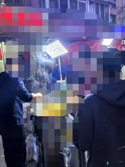 凌晨一点的徐州，一名30岁的单亲妈妈突然跪在满是油污的地上，对着空荡荡的街道嚎啕