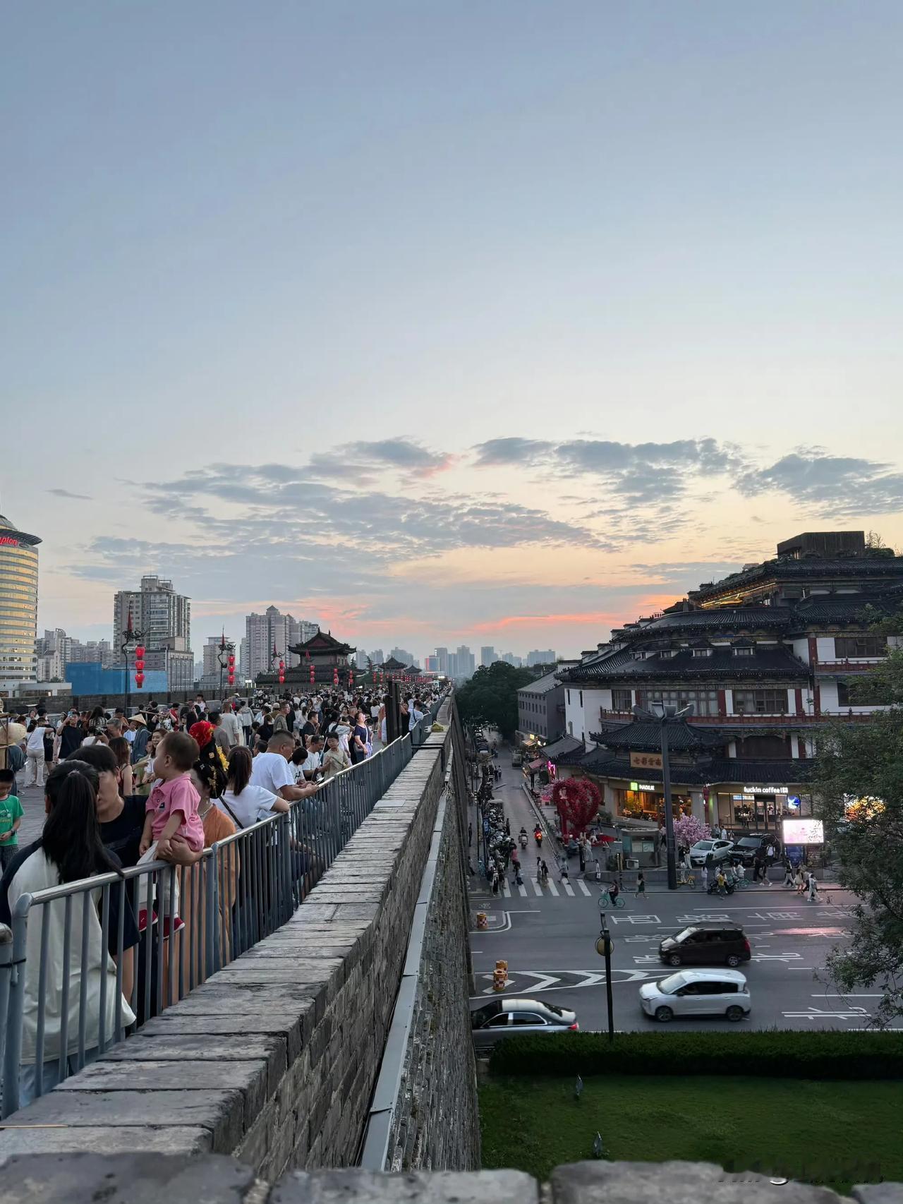 《把黄昏挤成盛唐》八月中旬，旅游旺季的西安城墙，人是真的多。下午六点半，