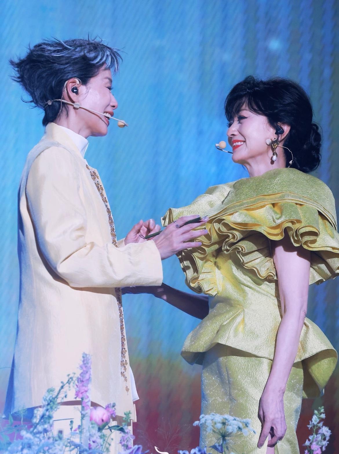一觉醒来，我妈被叶童气得摔杯子！因为叶童宣布不再参演《新白娘子演唱会》我以为