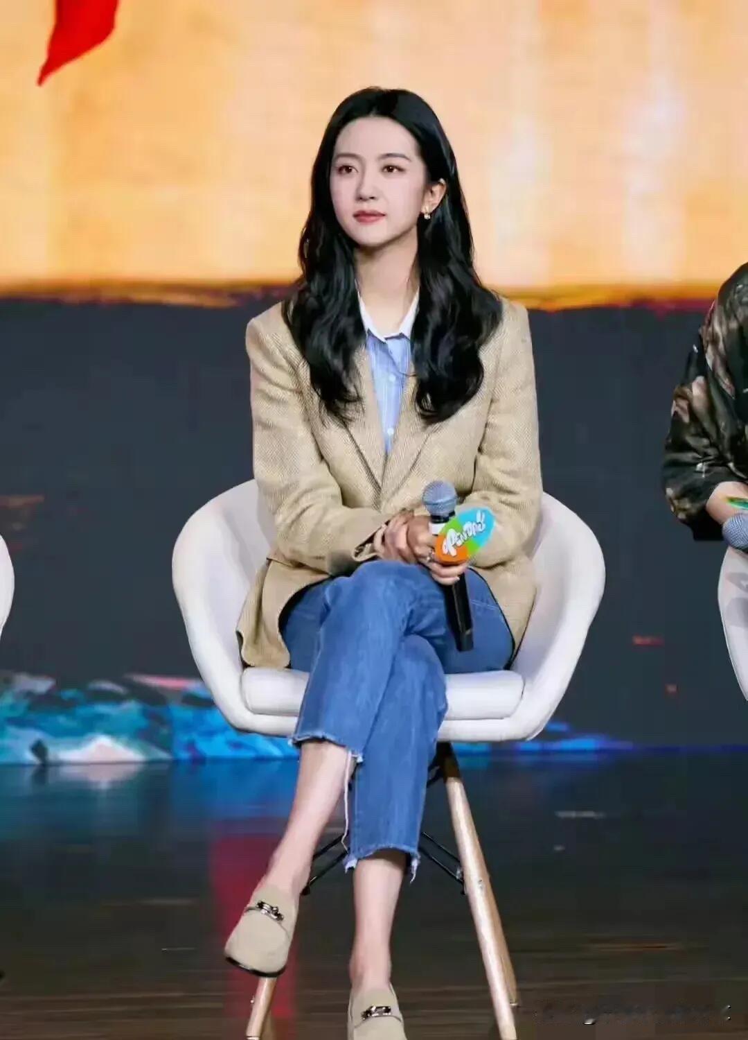 身高172的许龄月看起来是肤白貌美的大长腿美女，坐姿超美，随便一拍都是大片的视角