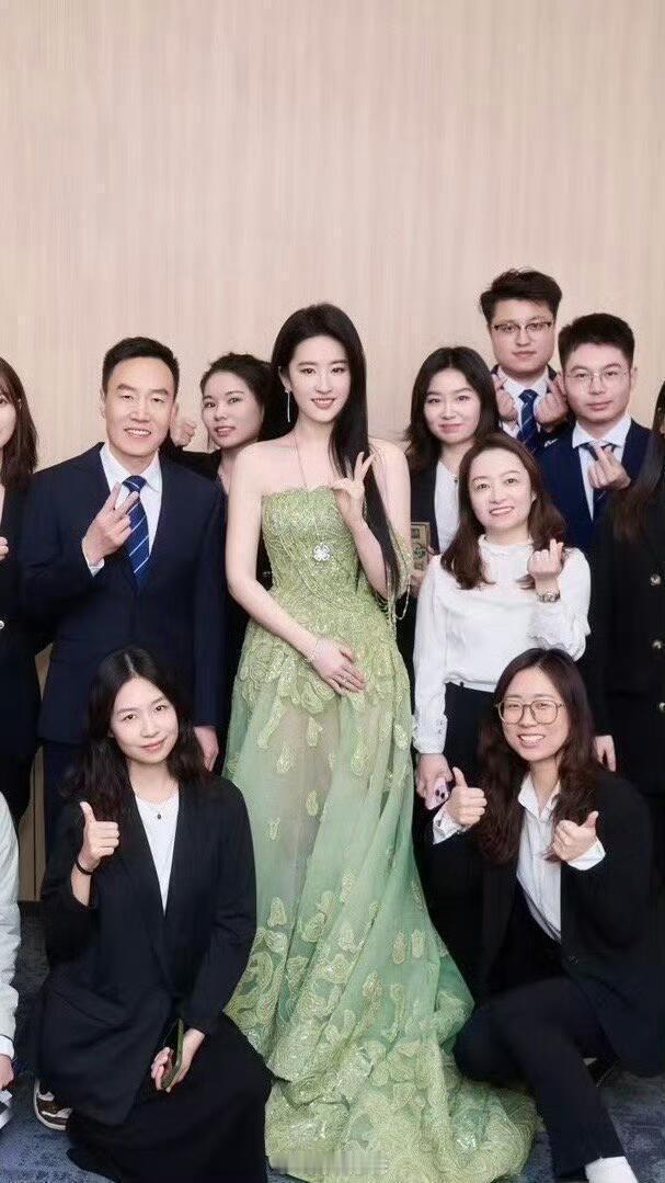 刘亦菲ins携新宠出镜人群里的大美女，果然身高很重要。​​​