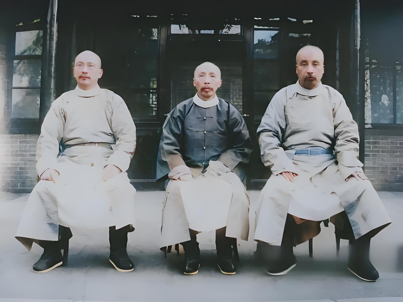 这张老照片定格唐绍仪（左）、段祺瑞（中）、徐世昌（右）。1895年唐绍仪