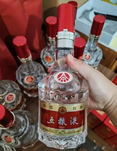 茅台自营店半个月两提价，看着挺唬人，但去看看次高端白酒的批价就知道，白酒基本盘早
