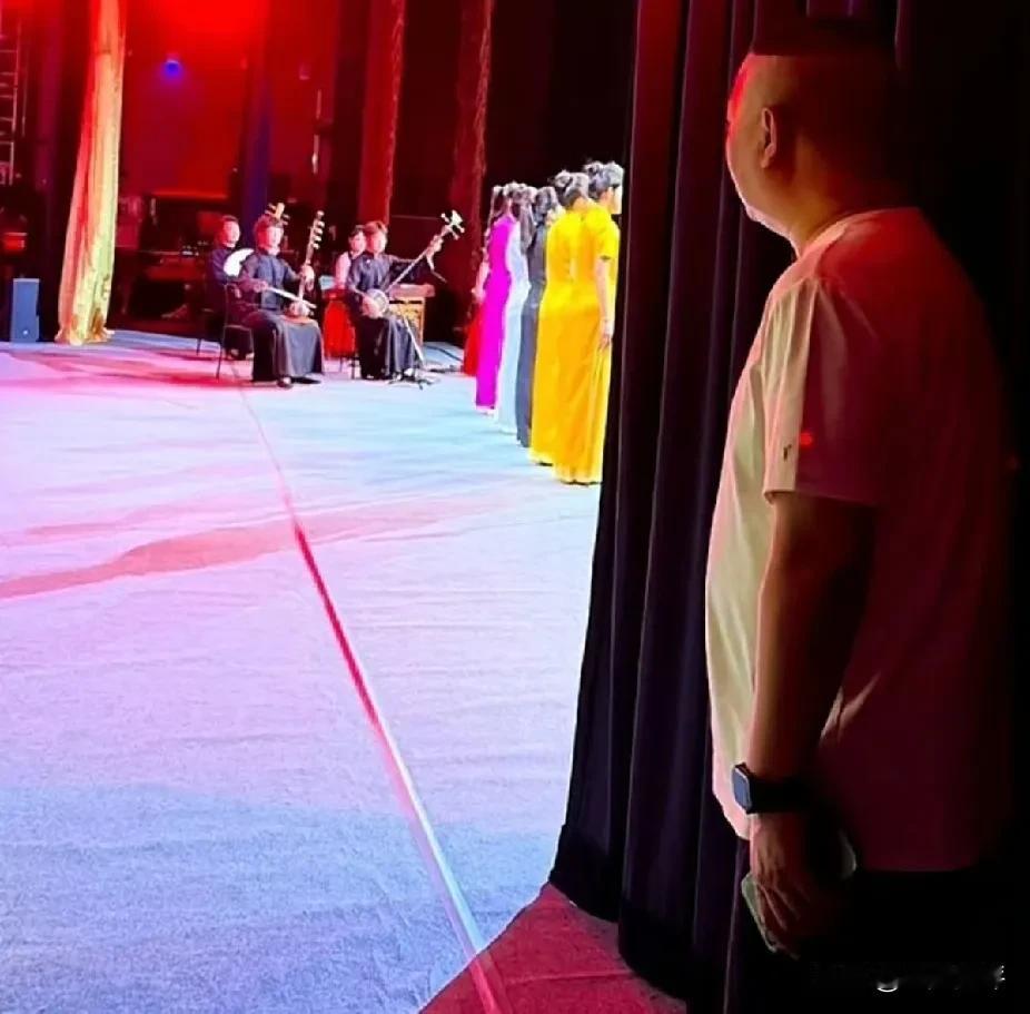 主持人是德云副总栾云平；助演有张鹤伦郎鹤炎、陶阳侯震、张鹤擎刘喆，都是德云社