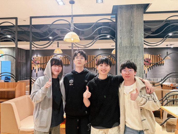 Xiye和Langx晒与Peanut聚餐照片,并配文:每天开开心心,下次见!看的