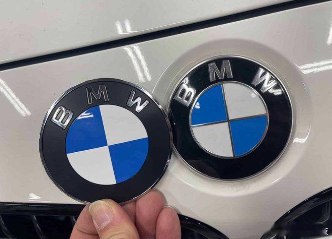 相较于老款车标，新款车标的字体、颜色还有“高光”的位置都有变化，整体的区别不是很