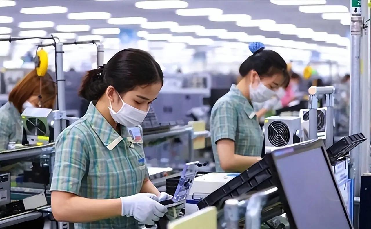 越南出事了！三名中国员工被从三楼一路拖到一楼，手机被抢，眼镜打飞，全程被保安和人