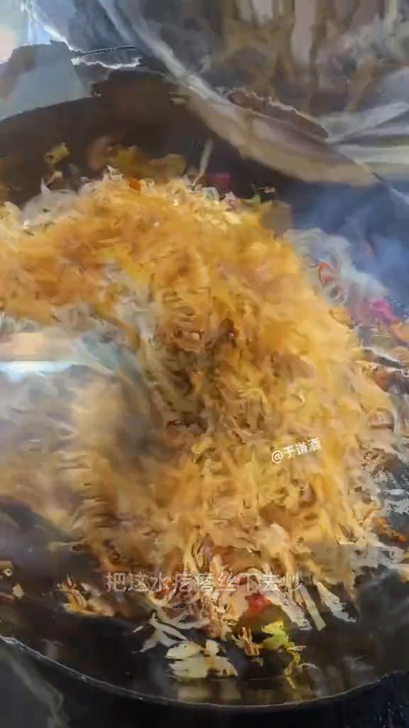 咸菜炒肉丝。我特别喜欢吃水疙瘩，到现在我也做这个。·一般我就是拿肉丝把肉切成