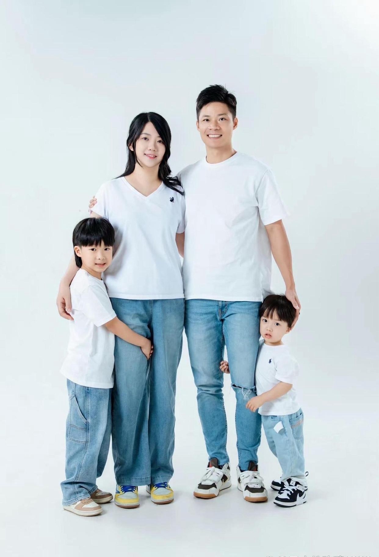 苏炳添幸福的全家照，妻子好像学生妹，而且还是青梅竹马这么多年