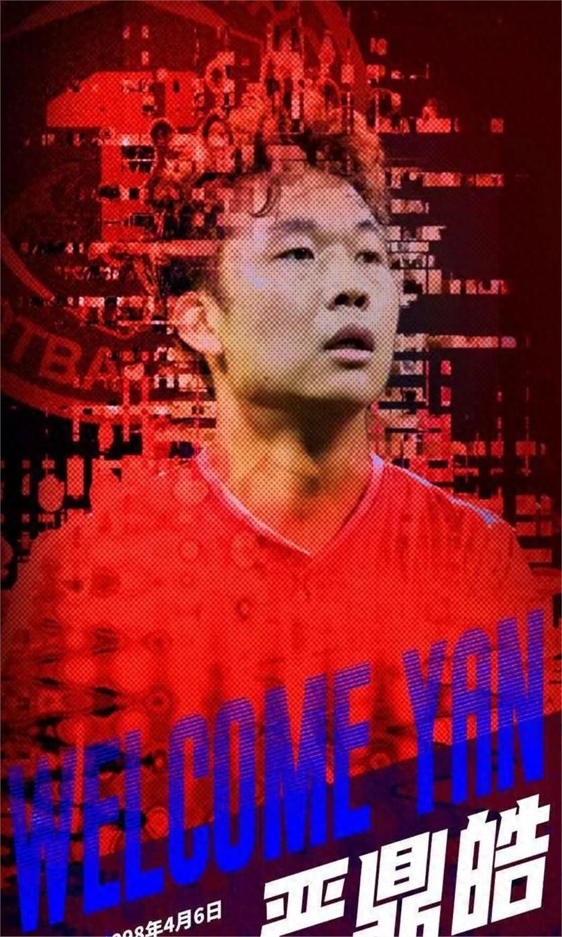 昨晚跟一个刚离开俱乐部工作的朋友吃饭，他抿了口酒，摇头笑道：“你们球迷天天刷的‘