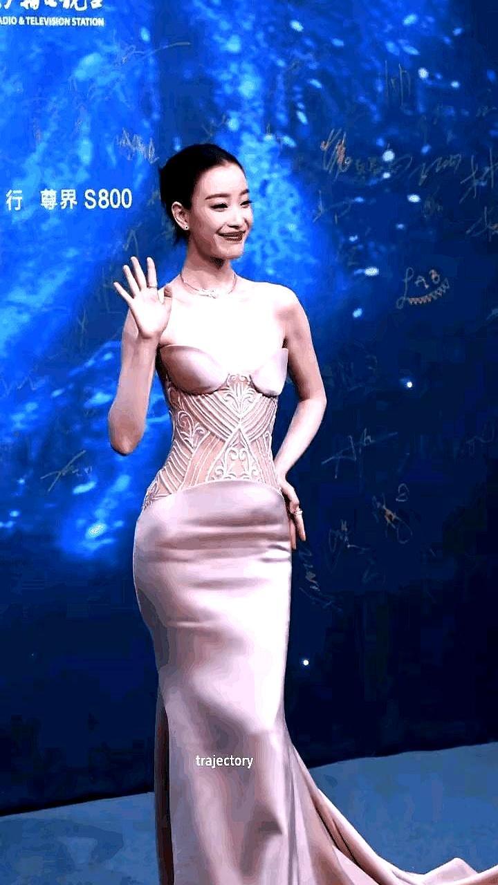 倪妮在红毯上那些“左右不对称”的尴尬，其实是大众对名利场最深的一场误读。当