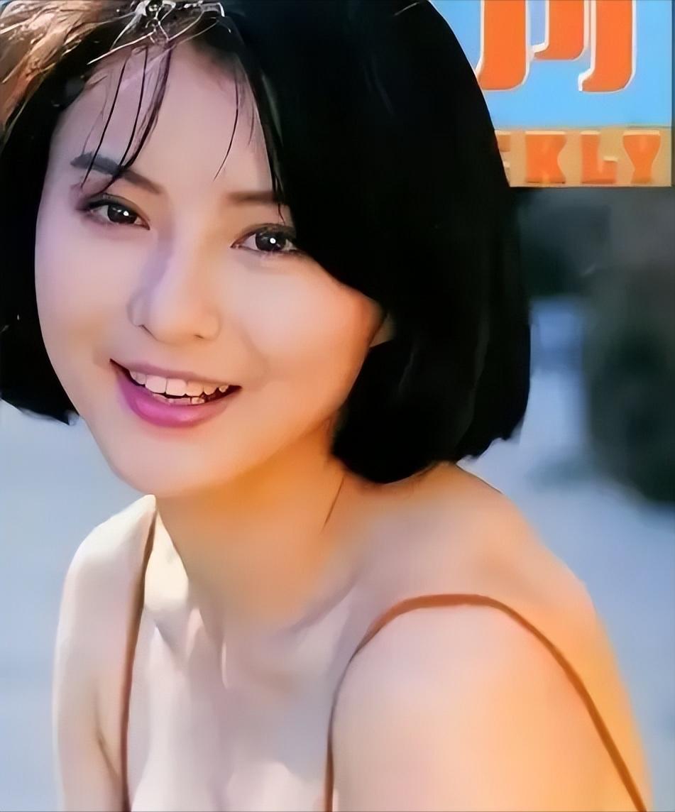 一天，李赛凤和干儿子发生了暧昧的关系，这时原本出差的丈夫突然回来了，李赛凤拉着丈