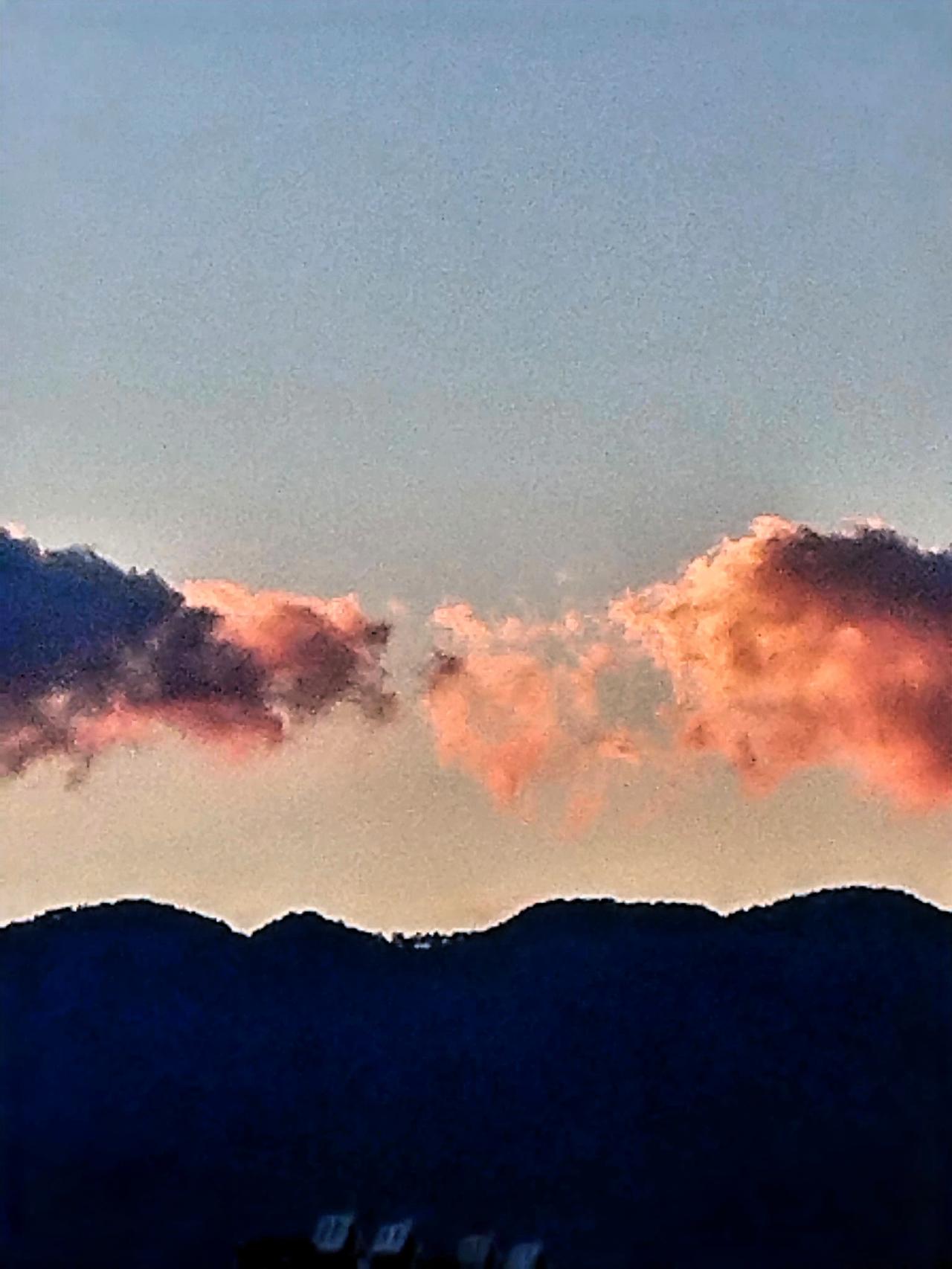 山外青山楼外楼，云中云影画中游。这般如诗景致，宛如手机中最美夕阳所绘就的梦幻天地