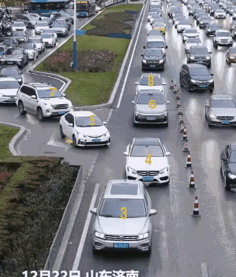 这个视频被人民日报转发了高峰路口秒变“文明考场”！济南这个路口上演超治愈一幕