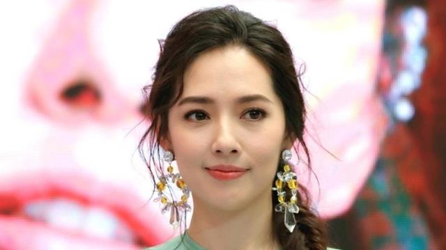 看了郭碧婷4岁女儿近照, 才知道她改善了向家基因, 难怪向太宠她