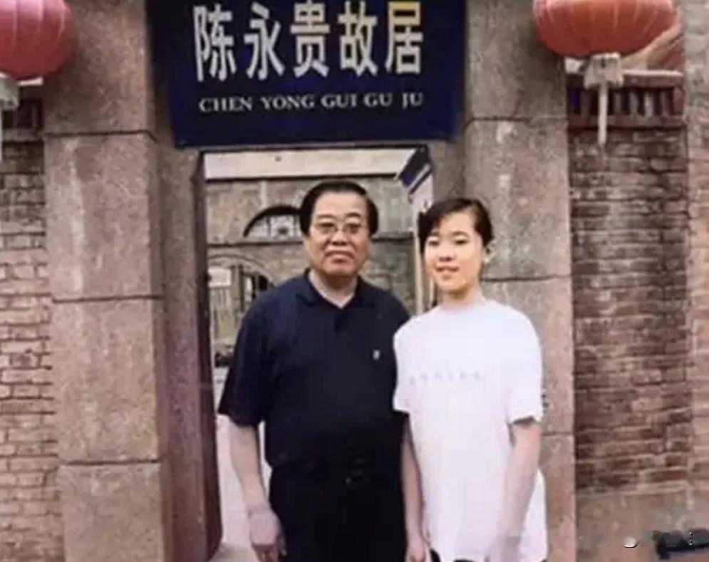 原国务院副总理陈永贵的儿子陈明善和孙女在陈永贵故居前合影留念。大寨村在山西