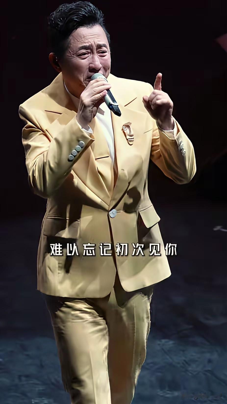 庾澄庆唱歌的时候，脸上的表情太丰富了，但是呈现出来的皱纹也是太多了，不知不觉中，