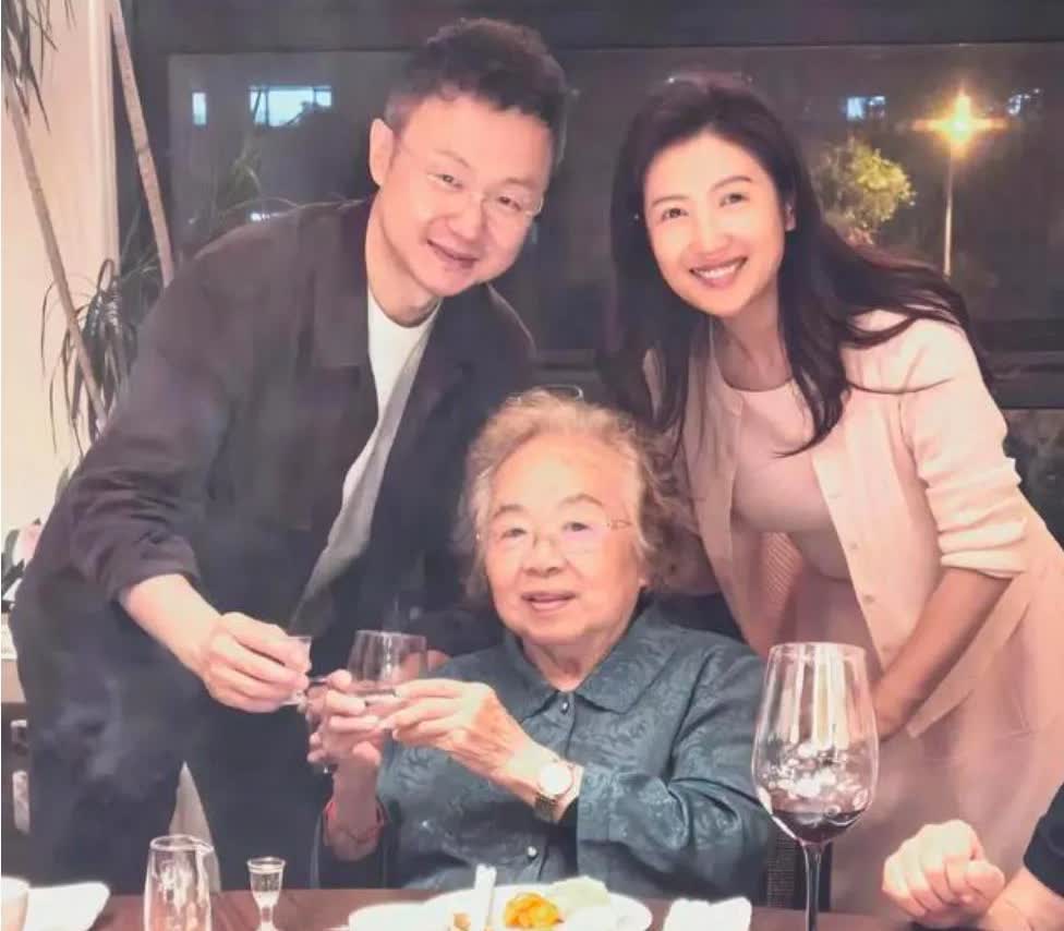 47岁徐春妮携父母陪老公回山西探亲，刚强母亲现身，母子俩长得很像哈！