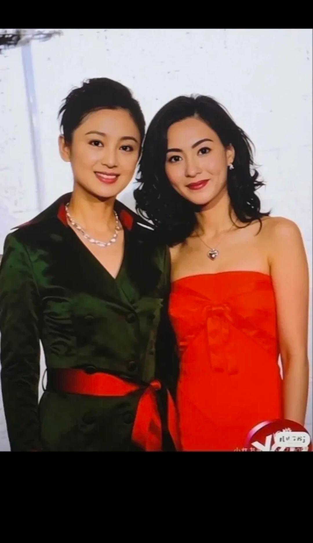 一直感觉陈红是大脸盘子，这跟张柏芝在一起这样一比较，脸竟如此小！只是可惜了这么